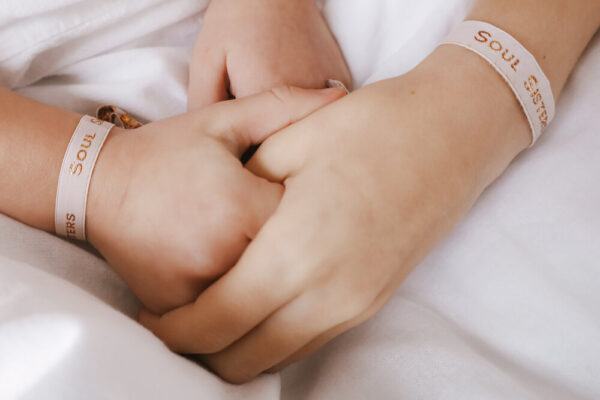 La Luz armbandje Soul Sisters aan armen