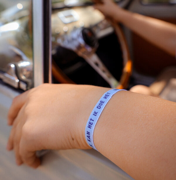 La Luz armbandje ik wil het, ik kan het, ik doe het blauw aan arm