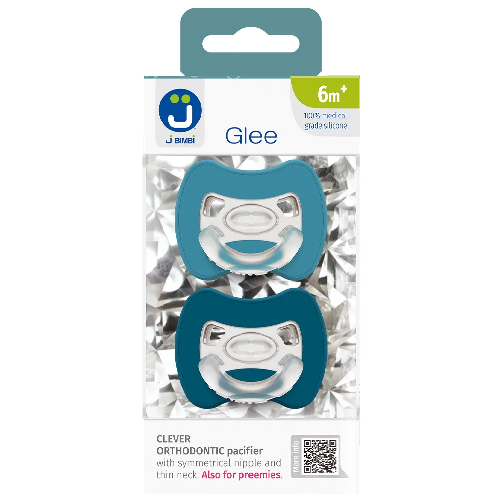 Verpakking met twee J Bimbi speen modellen in donkerblauwe tinten uit de Glee collectie voor 6 maanden en ouder, zichtbaar in transparante blisterverpakking, verkrijgbaar bij Happy Kids Boutique en ontwikkeld met aandacht voor comfort en duurzaamheid.