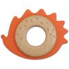 J Bimbi Bite and Play ring , egel bijtring met een oranje siliconen rand en houten ring in het midden, ontworpen voor baby’s vanaf 3 maanden om te grijpen en op te bijten, verkrijgbaar bij Happy Kids Boutique met aandacht voor veiligheid en duurzaamheid.