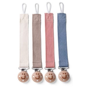 Vier J Bimbi speenkoorden met stoffen band en houten clip met smiley in de kleuren crème, taupe, roze en blauw, ontworpen om een speen veilig aan babykleding te bevestigen, verkrijgbaar bij Happy Kids Boutique met aandacht voor duurzaamheid.