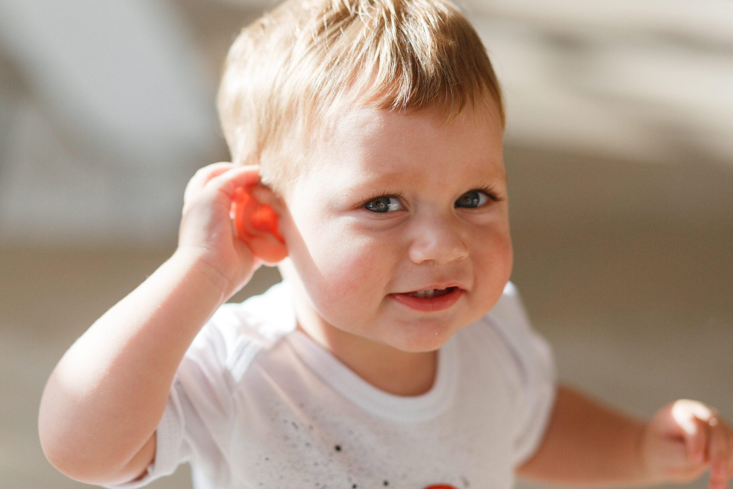 Baby die zijn hand bij zijn oor houdt, bij een blog over gehoorbescherming