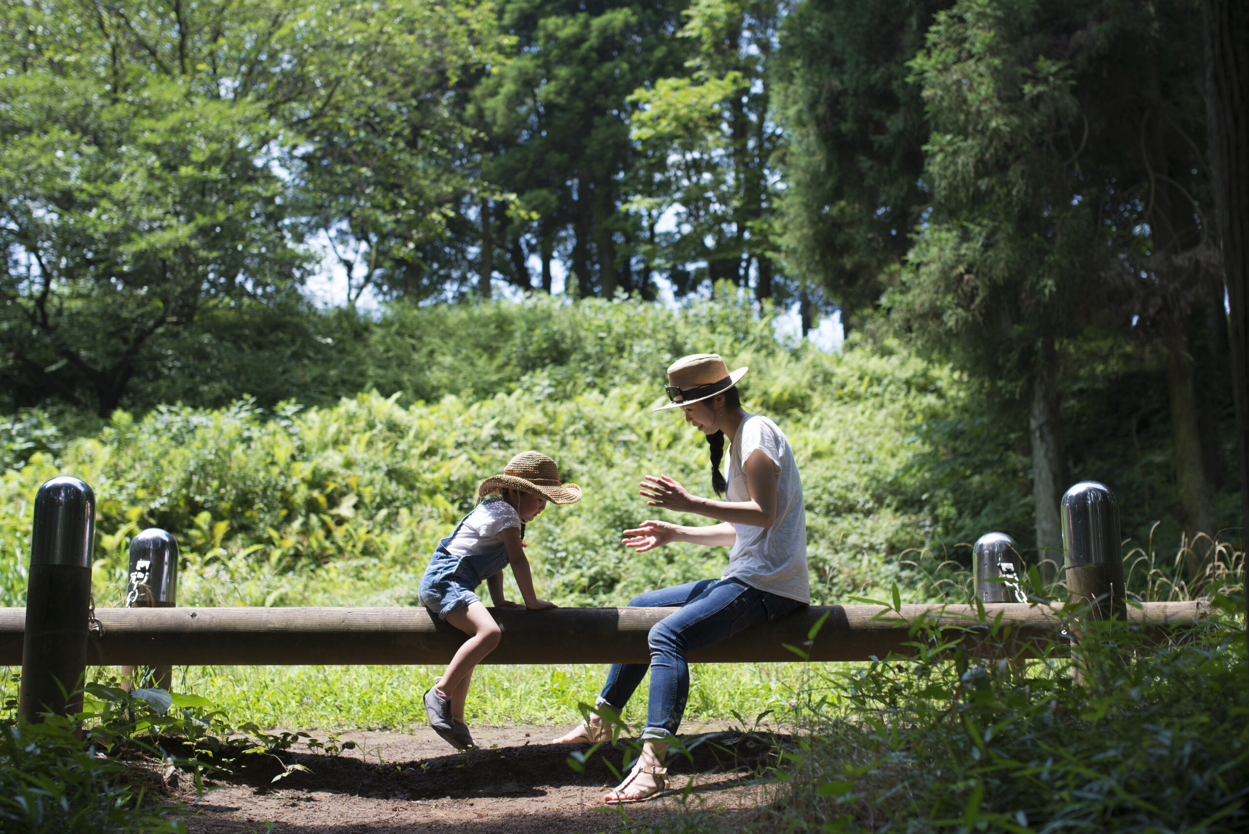 mother,and,daughter,playing,in,the,park