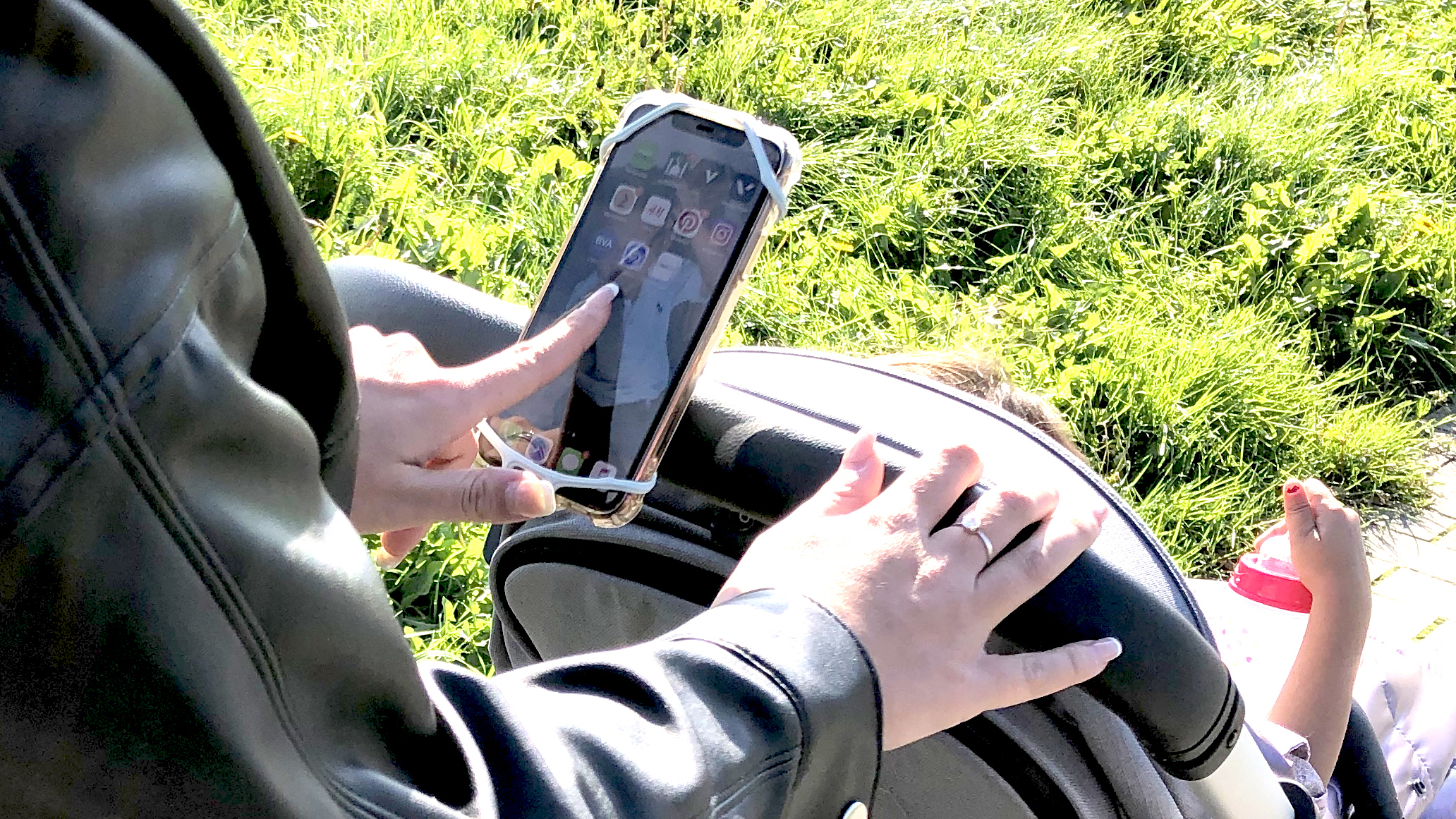 op pad met je peuter in friesland, wandelen met dooky telefoonhouder