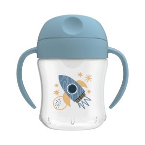 Transparante drinkbeker met blauwe handvatten en zachte tuit, voorzien van een raketprint op de voorkant en dop. Dit is de Dr. Brown Trainingsbeker zachte tuit 180 ml, ook bekend als dr brown trainingsbeker, ontworpen om baby’s veilig te laten oefenen met zelfstandig drinken. Verkrijgbaar bij Happy Kids Boutique als praktische en comfortabele oplossing voor de eerste drinkmomenten.