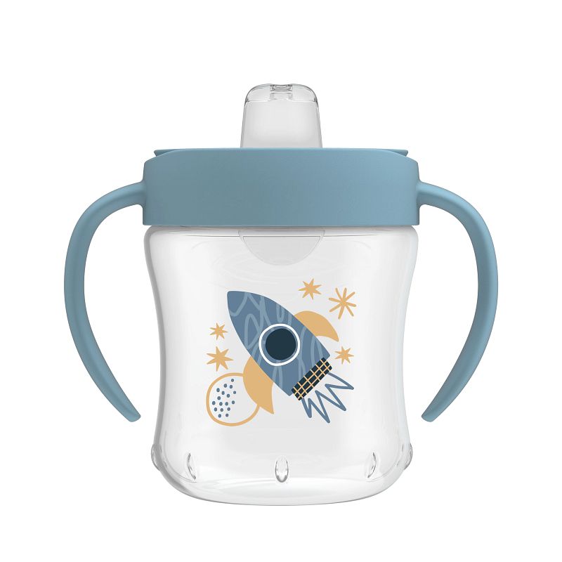 Transparante drinkbeker met blauwe handvatten en zachte tuit, voorzien van een raketprint op de voorkant. Dit is de Dr. Brown Trainingsbeker zachte tuit 180 ml, ook bekend als dr brown trainingsbeker, ontworpen om baby’s veilig te laten oefenen met zelfstandig drinken. Verkrijgbaar bij Happy Kids Boutique als praktische en comfortabele oplossing voor de eerste drinkmomenten.