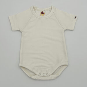 Crèmekleurige meegroeiromper met tijdloos design en zachte stof voor dagelijks gebruik, functionele meegroei romper als hoogwaardige meegroeikleding, verkrijgbaar bij Happy Kids Boutique.