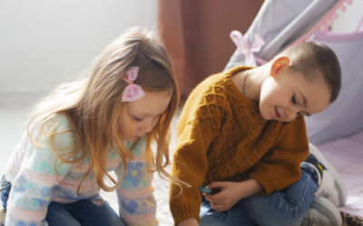 Hi chat, kun je mij helpen met een goede alt-tekst voor de website van de Happy Kids Boutique. Hierin moeten ten minste de volgende zoekwoorden verwerkt staan Happy Kids Boutique, vrij spel, spelen, kinderen, duurzaamheid. Daarnaast moet de alt-tekst de afbeelding beschrijven. Zorg dat er geen em dashes in staan.