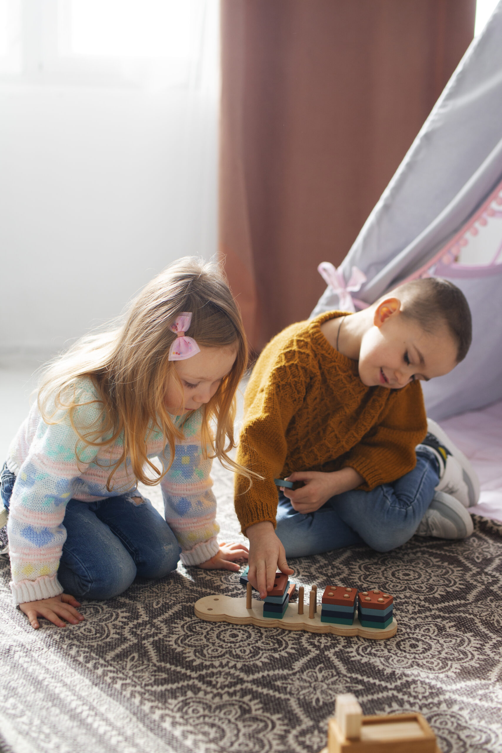 Hi chat, kun je mij helpen met een goede alt-tekst voor de website van de Happy Kids Boutique. Hierin moeten ten minste de volgende zoekwoorden verwerkt staan Happy Kids Boutique, vrij spel, spelen, kinderen, duurzaamheid. Daarnaast moet de alt-tekst de afbeelding beschrijven. Zorg dat er geen em dashes in staan.
