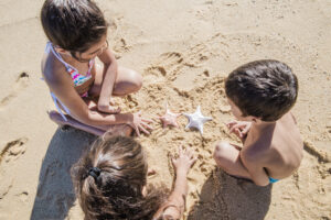 Strandspelletjes voor kinderen: 10 simpele ideeën voor uren speelplezier