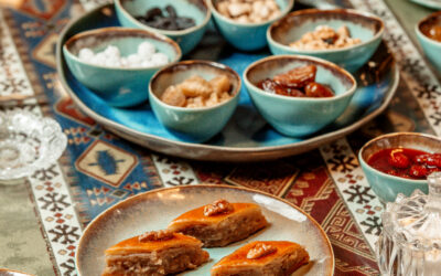 Happy Kids Boutique tafel met traditionele zoetigheden tijdens Suikerfeest, waaronder baklava en schaaltjes met noten en lekkernijen, sfeervol gedekt als viering van culturen en samen genieten met oog voor duurzaamheid