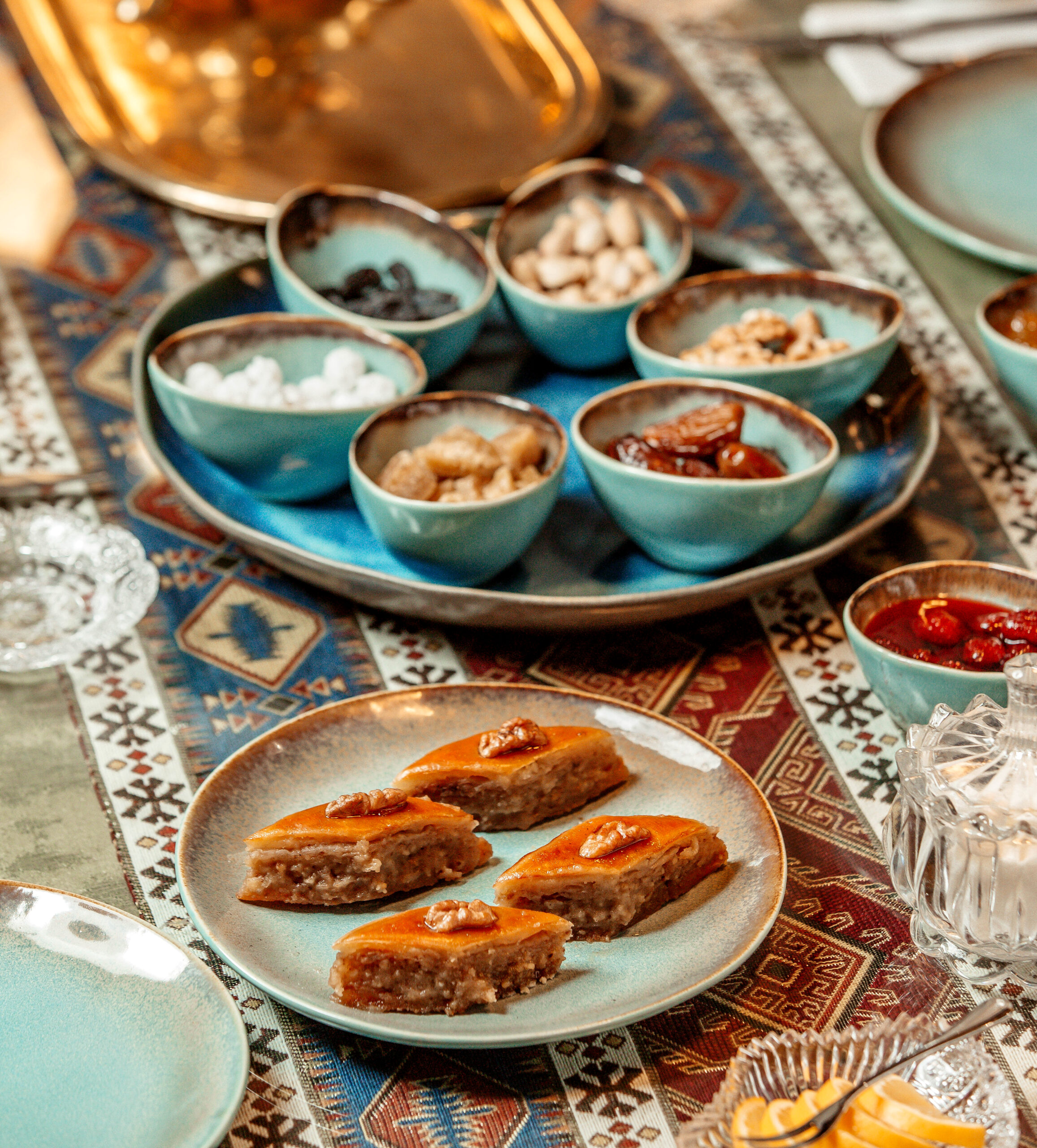 Happy Kids Boutique tafel met traditionele zoetigheden tijdens Suikerfeest, waaronder baklava en schaaltjes met noten en lekkernijen, sfeervol gedekt als viering van culturen en samen genieten met oog voor duurzaamheid