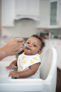 Eerste hapjes van je baby: wanneer begin je en hoe pak je het aan?
