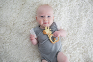 Doorkomende tandjes bij je baby: symptomen en wat je kunt doen