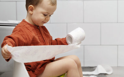 Happy Kids Boutique kind zit op een potje in de badkamer en rolt toiletpapier af tijdens het oefenen van zindelijkheid, speelse en herkenbare situatie met aandacht voor zelfstandigheid en duurzaamheid