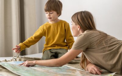 Happy Kids Boutique ouder en kind bekijken samen een kaart op bed, rustige lifestyle afbeelding over vakantie, spanning en stress verminderen door je kind voorbereiden op vakantie en de vakantieperiode.