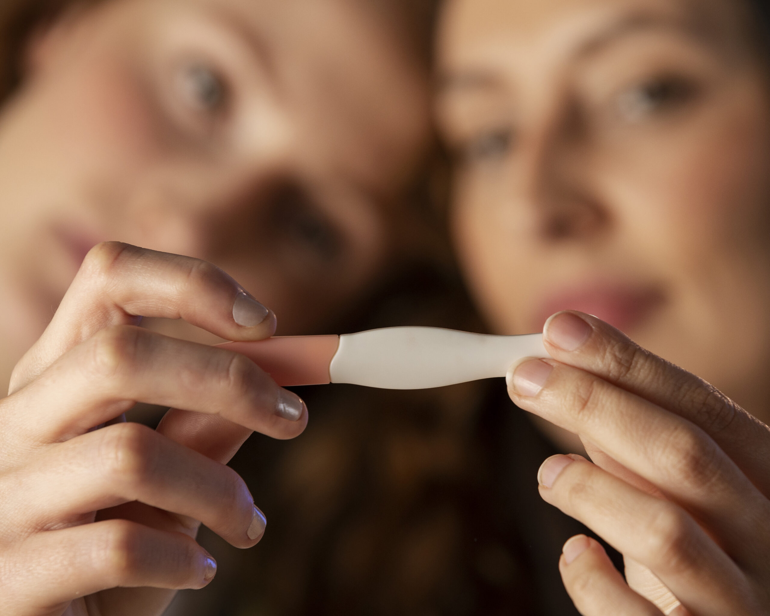 Twee vrouwen kijken samen naar de uitslag van een zwangerschapstest.