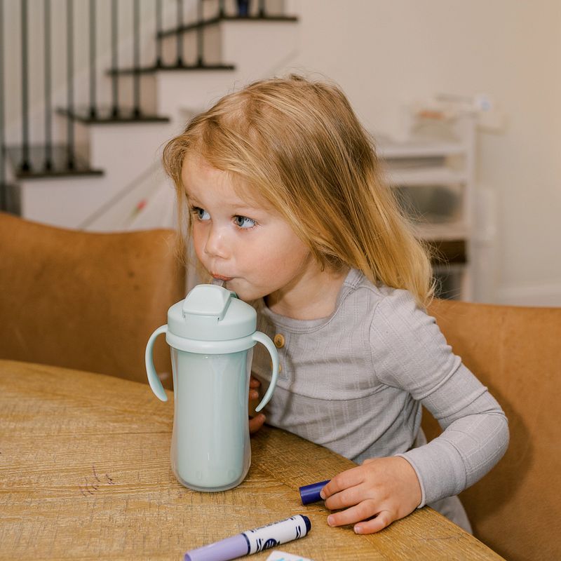 Kindje drinkt zelfstandig uit de Dr. Brown's geïsoleerde rietjesbeker met rietje en handvatten